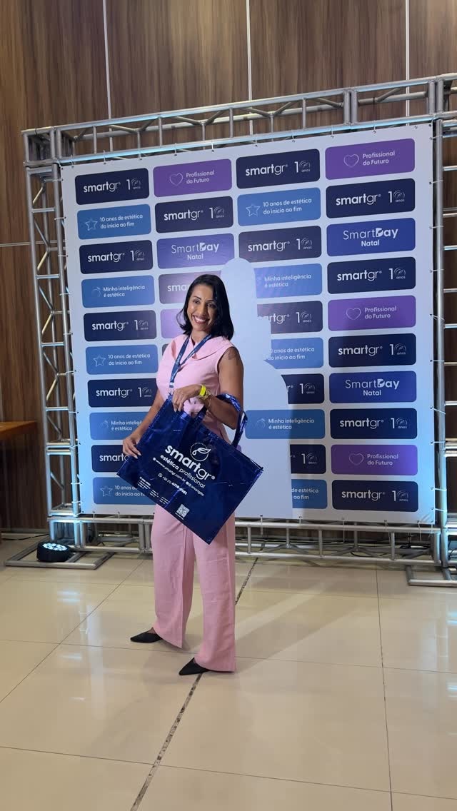 Dra. Jaqueline Martins em congresso de estética, com crachá e material do evento